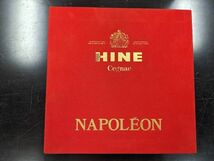 未開栓 HINE NAPOLEON ハイン ナポレオン ブランデー 約1579g 凱旋門 陶器ボトル 白/ホワイト 箱・替え栓 洋酒 古酒（M6824）_画像2