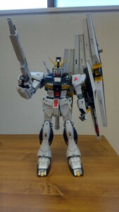 塗装完成品バンダイ MG 1/100 機動戦士ガンダム 逆襲のシャア RX-93 νガンダム ニューガンダム 塗装完成品 プラモデル