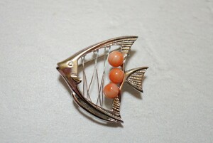 509 天然珊瑚 丸玉 魚 ブローチ ヴィンテージ アクセサリー 冠婚葬祭 コーラル サンゴ さんご 装飾品