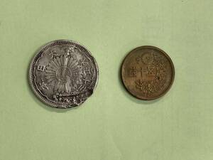 大正13年 小型50銭銀貨と昭和22年 小型50銭黄銅貨