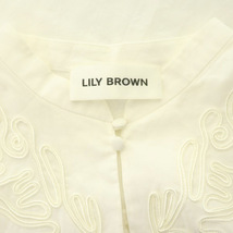 リリーブラウン Lily Brown 22SS テープ刺繍ブラウス 五分袖 プルオーバー バンドカラー フリル ボリュームスリーブ コットン ONE_画像3