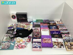 【同梱不可/現状】 女性 K-POP 韓流グッズ まとめ売りTWICE CD 缶バッジ ポーチ 紙類 他