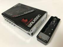[美品][美音][整備品] SONY ウォークマン WM-F203 電池ボックス付き マットブラック (カセットテープ再生録音ラジオAM/FM)_画像9