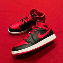 定価13,750円　23㎝　4Y　NIKE　ナイキ　AIR JORDAN 1 MID GS　エアジョーダン1　新品　スニーカー　DQ8423　ウィメンズ　ユース　ブレッド_画像1