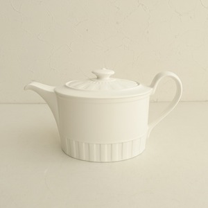 //【美品】WEDGWOOD ウェッジウッド *コロシアム ティーポット*白ホワイト食器【陶器】(wa84-2312-109)【70B42】