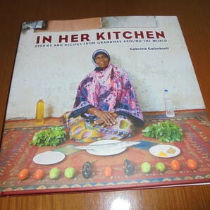 洋書世界のおばあちゃんの家庭料理　６０か国　In Her Kitchen　彼女たちのエピソードとレシピ　写真集　美品