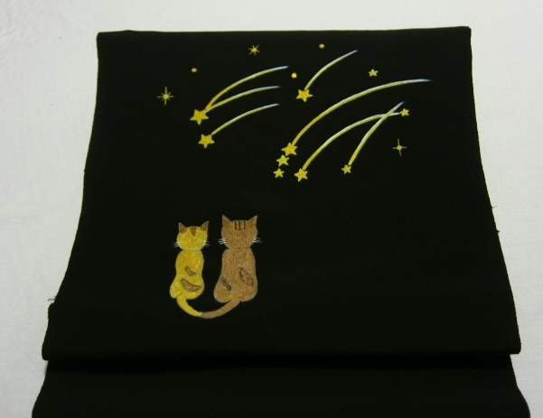 Service [Katzenpaar blickt auf Sternschnuppen] Schwarzer Hintergrund aus reiner Kreppseide mit Shinonome-Bushi ◆ Alles handgefärbt ◆ 9-Zoll-Nagoya-Obi-Stoff ◆ Ungeschnitten, Band, Nagoya-Obi, ungeschnitten