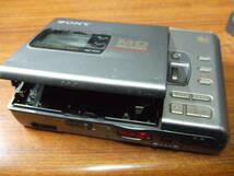 h81 SONY ソニー MD WALKMAN MZ-R30 MDウォークマン 中古　本体 ジャンク_画像3