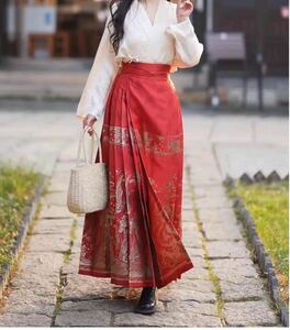 レディースロングスカート タック 裾広がる　素敵織柄　赤色