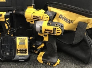 おすすめ商品 デウォルト DEWALT 20V充電式工具セット DCD771+DCF885 本体2点+バッテリ×2+充電器 ※プラグに傷有