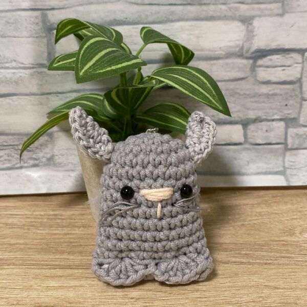 チンチラちゃんのあみぐるみストラップ(赤) ハンドメイド