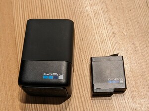 純正品 GoPro Hero Black 5/ 6/ 7/ 8 ゴープロ ヒーロー8 バッテリー 純正バッテリー 1本、デュアル チャージャー充電器 