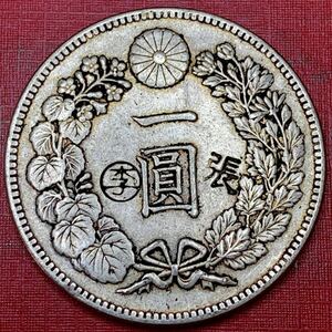 銀貨　新1円銀貨　明治8年　荘印あり　大日本　菊紋 貨幣 硬貨 大型　竜 貿易銀　一円銀貨　 古銭 