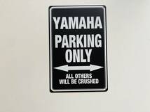 ブリキ看板 20×30㎝ YAMAHA PARKING ONLY ヤマハ バイク 車 駐車場用 TIN ガレージ スチール アンティーク インテリア 防水仕様 新品 P753_画像1