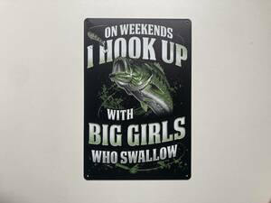 ブリキ看板 20×30㎝ 魚 釣り フィッシング 魚拓 バス NO WEEKENDS I HOOK UP WITH BIG GIRLS WHO SWALLOW アメリカンガレージ 新品 P-376