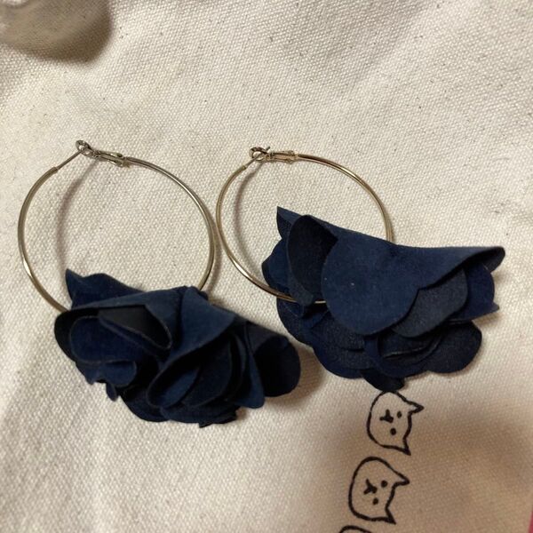 ネイビーのお花つきフープピアス