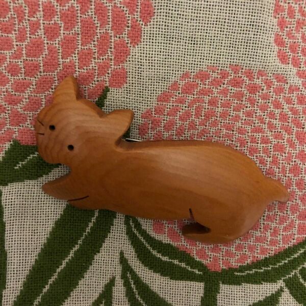 猫　ねこ　ブローチ　バッチ　ハンドメイド　 木工芸