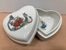 4846* WEDGEWOOD ウエッジウッド ピーターラビット ハート形 小物入れ ジュエリーケース 白 小物ケース 収納 インテリア オブジェ 現状品_画像1