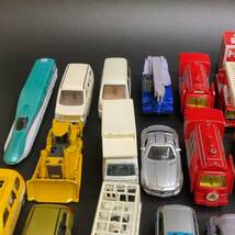 トミカ 70台 まとめ TOMICA TOMY とみかようちえん スポーツカー パトカー トラック 作業車 バス 普通車 緊急車両 限定 レア_画像2