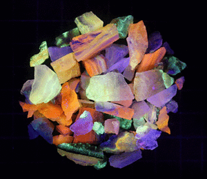 鉱物標本、蛋白石、蛍光オパール北海道産　SS　22グラム（E3)