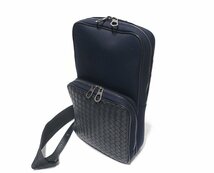 美品 BOTTEGA VENETA ボッテガヴェネタ イントレチャート ボディバッグ 520117 ネイビー ナイロン×レザー メンズ ショルダーバッグ_画像2