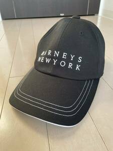 【美品】人気モデル BARNEYS NEW YORK バーニーズニューヨーク ロゴ刺繍 キャップ 帽子 定番カラー ブラック 黒 ユニセックス ゴルフにも