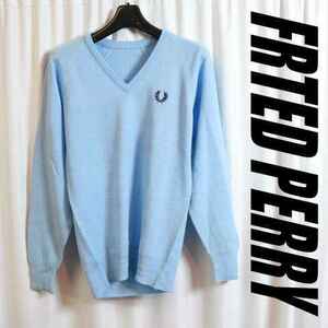 フレッドペリー FRED PERRY Ｖネック！アクリルニットセーター モッズ 細身ニットカットソーSサイズ 水色 月桂樹ロゴ 春色可愛い020310