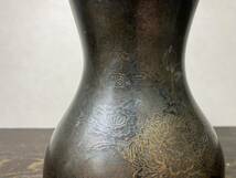 京都⑥ 古銅製 亀花蝶文 花生 唐木台付 高さ18.7cm 幅13.0cm cxp_画像4