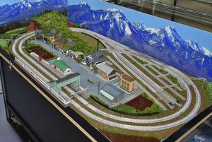 【SAZAN】鉄道ジオラマレイアウト複線※120x60cm 昭和の街並み※建物増量 (Ｗクロスポイント&2線ヤード)★X