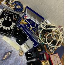 宝飾品 ◆アクセサリ― 測り売 4.0Kg超まとめ ■ネックレス ブローチ ブレスレットイヤリング カメオ 指輪 カフス 金色銀色 GOLD SILVER_画像5