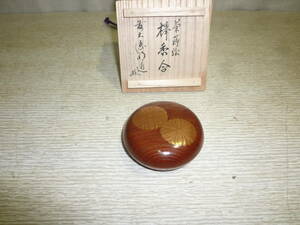 [ manner ..] [ front large virtue ] door on Akira road . paper * paint .*.. work . lacqering zelkova circle incense case . also box 