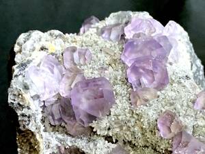 福建省産ガラス質紫色蛍石・125g（中国産鉱物標本）