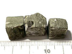 小さな六面体黄鉄鉱・5-5・18g（中国産鉱物標本）