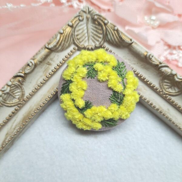 ミモザ　 刺繍ブローチ ハンドメイド　モール