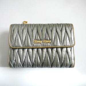 美品 訳あり レア ■　ミュウミュウ ■ miumiu ■ マテラッセ レザー製・ 3つ折り 財布 ■ ロゴ入り ■ シャンパンシルバー系■ 送料無料！