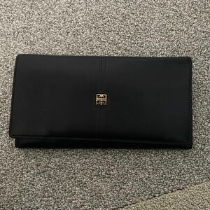 GIVENCHY 長財布 レザー　ゴールドロゴ