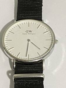 ダニエルウェリントン腕時計　　DW DANIELWELLINGTON 二針　クォーツ　白系丸型文字盤　　黒系NATOベルト　　中古稼働品