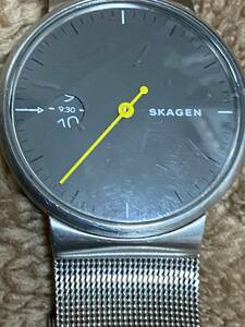 スカーゲン腕時計　一針時計、針で分、小窓に時　黒系丸型文字盤　メタルベルト(メッシュ) 中古稼働品