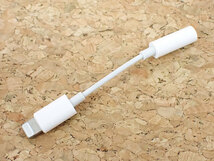 【中古 良品】Apple 純正 Lightning 3.5 mmヘッドフォンジャックアダプタ イヤホン 変換アダプタ《全国一律送料370円》(LMA331-6)_画像1