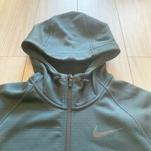 送料無料 美品★NIKEナイキ★DRI-FITフルジップアップフーディジャケット/Lサイズカーキ系速乾伸縮トレーニングジムスポーツウェアパーカー_画像2