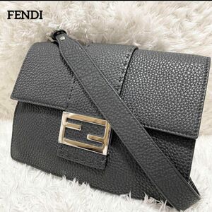 FENDI フェンディ　ショルダーバッグ　マンマバケット　FF金具　ユニセックス