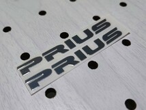 【PRIUS】大 メッキ調ステッカー 2P■トヨタ プリウス NHW20 ZVW30 35 40 41 50 51 55 α 60 G's GR ツーリング LSG HV PHV■車内 小物_画像4