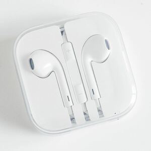 〈即決〉Apple アップル EarPods with 3.5 mm Headphone Plug イヤホン ［ゆうパケット発送対応］