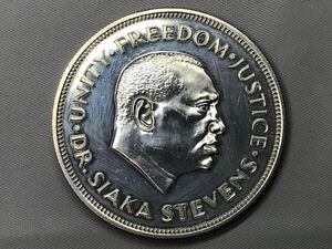 銀貨　シエラレオネ　１レオネ銀貨　　中央銀行10周年記念　1964-1974年　直径約38.5ｍｍ　厚さ約2.8ｍｍ　重さ約28.63g　大型銀貨