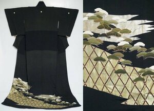 【KIRUKIRU】セミアンティーク 引きずり 着物 身丈208cm 正絹 松意匠 五つ紋 丸に三つ割り桔梗 家紋 古布 古裂 リメイク 材料 芸者衣装