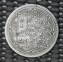 ネパール　２モハール銀貨　11.00ｇ　29.2㎜×1.7㎜_画像1