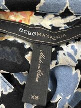 BCBG MAXAZRIA ビーシービージーマックスアズリア シルク100% 総柄 バンドカラー ブラウス シャツ sizeXS/ブラック系 ■◇ eba5 レディース_画像5