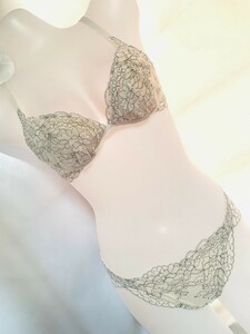 PEACH JOHN//新品未使用品！！レース入り綺麗系PBセット(*´∀`*)ノB70/S