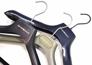 EMPORIO ARMANI（エンポリオ アルマーニ）プラスチック ロゴ ハンガー ジャケット コート LOGO Hanger 3本セット イタリア製 スーツ