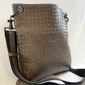 美品 BOTTEGA VENETA イントレチャート ショルダーバッグ ボッテガヴェネタ レザー サコッシュ 斜め掛け メンズ